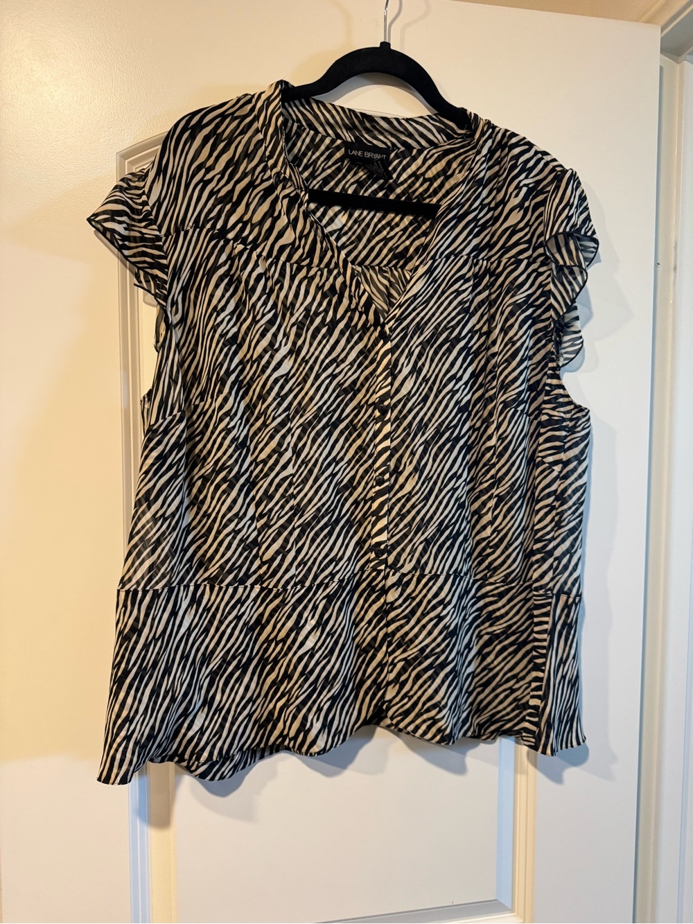 Lane Bryant Black & White Zebra V-Neck Flutter Sleeve Blouse